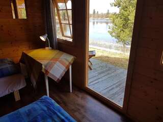 Комплексы для отдыха с коттеджами/бунгало Soomaa Water Camp Jõesuu Трехместный номер с видом на озеро-7
